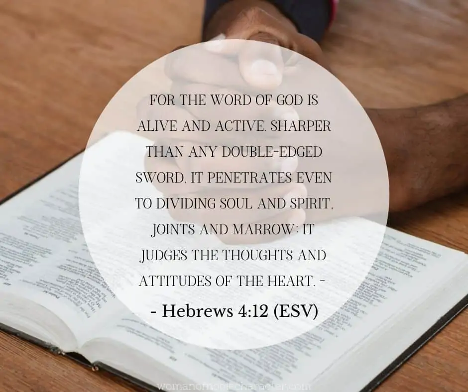 afroamerikansk mans händer vikta på Bibeln; Bibelkaraktärsstudie Hebreerbrevet 4:12