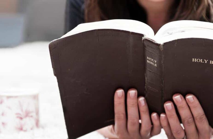 15 Amazing Benefits of Reading the Bible